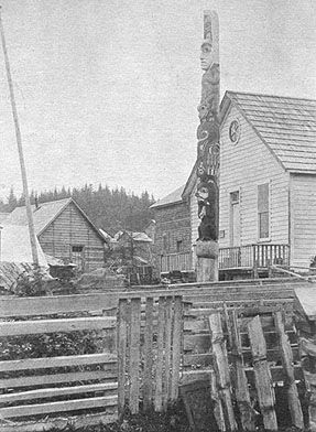 Public building in Circle City.jpg (40510 bytes)
